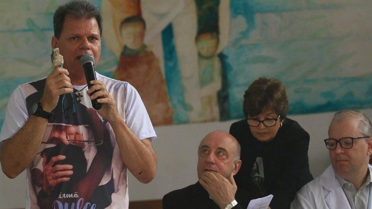 Com o microfone, o baiano José Maurício Bragança Moreira, de 50 anos. (Foto: Sara Gomes/Arquidiocese de Salvador)
