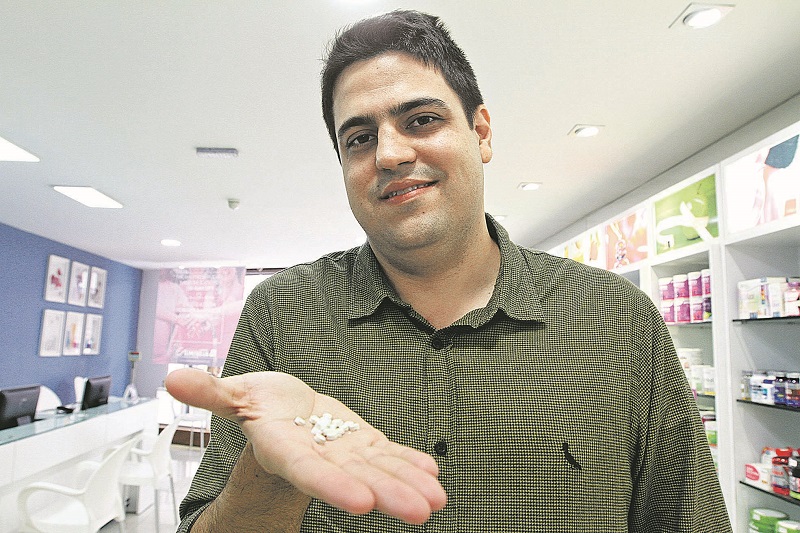 O farmacêutico Lucas Souza mostra remédio desenvolvido no Estado. “Material é dissolvido na boca” (Foto: Dayana Souza / AT)
