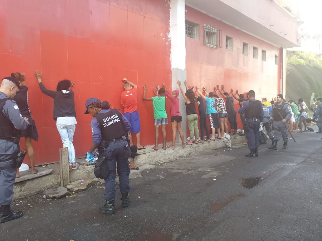 Mais de 50 pessoas já foram abordadas na operação que acontece na Vila Rubim. (Foto: Simony Giuberti)