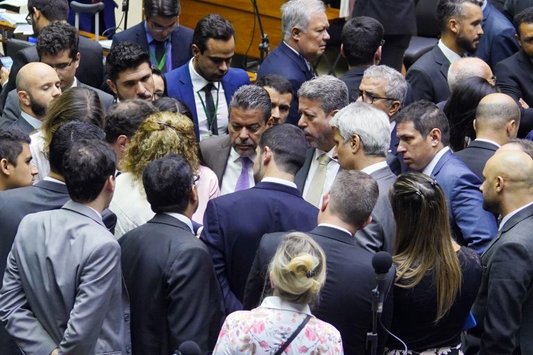 Oposição também deve apresentar denúncia ao Supremo Tribunal Federal (Foto: Pablo Valadares/Câmara dos Deputados)