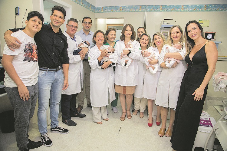 Os pais com a equipe médica e os quíntuplos (Foto: Divulgação/Fotógrafa Pietra)