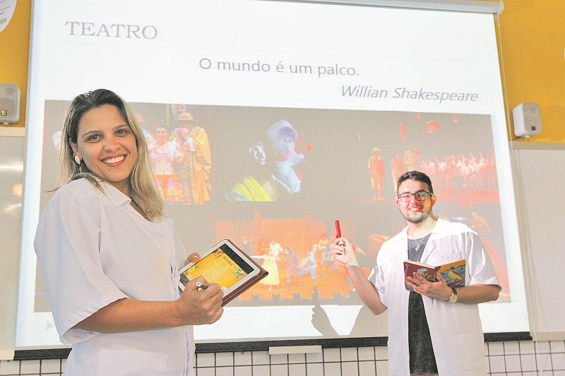 Os professores de língua portuguesa Lucas Gambarini e a Érika Carraretto. (Foto: Leone Iglesias/AT)