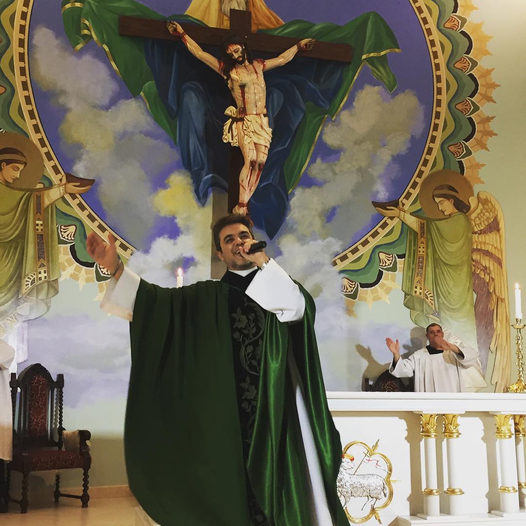 Admirador do cantor Elvis Presley, o padre Marcos Roberto Pires realiza performance em todas as cerimônias. (Foto: Reprodução/Instagram/@padremarcosrobertopires)
