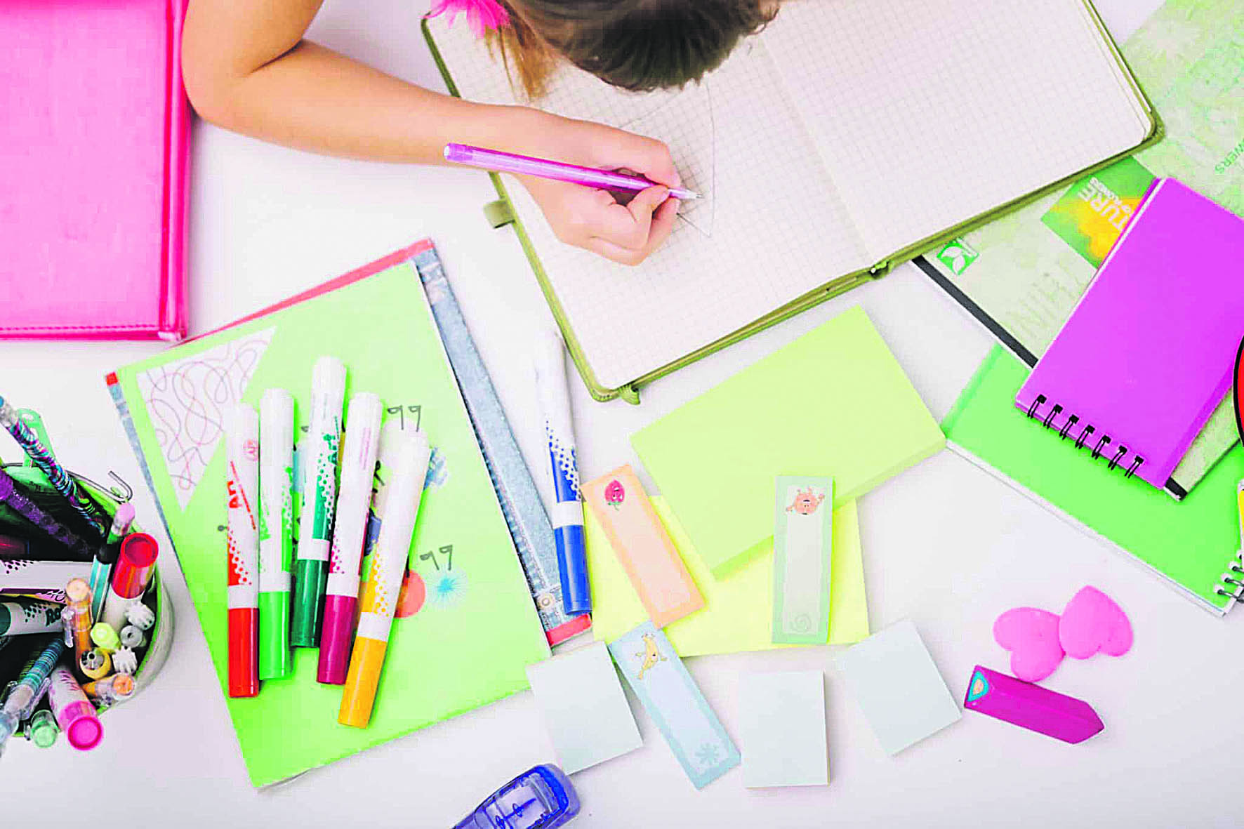 Criança com material escolar: há uma grande procura por itens com personagens de desenhos e filmes (Foto: Divulgação)