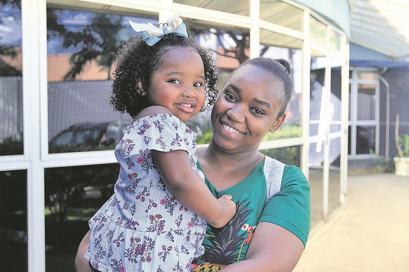 Jaciele vacinou a filha Anna Alice, de 3 anos: “Acompanho o calendário, pois tenho a preocupação de protegê-la” (Foto: Dayana Souza / AT)