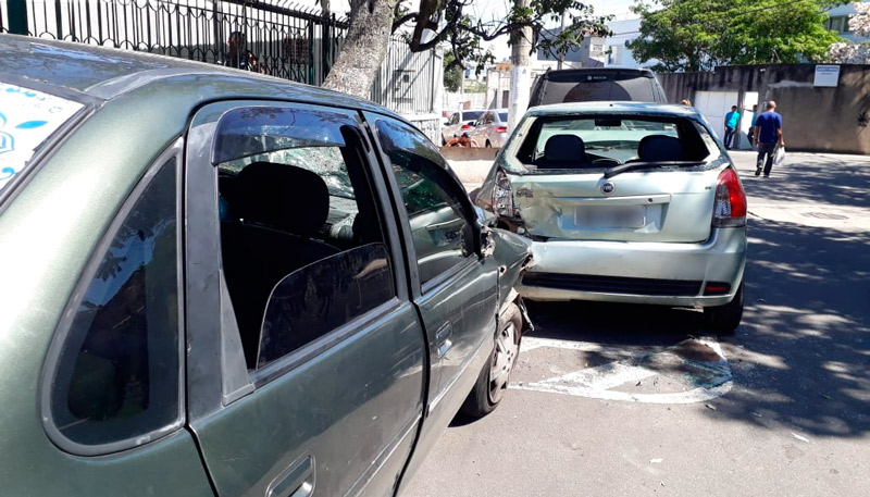 Veículo roubado pelos suspeitos atingiu outros dois carros (Foto: Patrícia Maciel / AT)