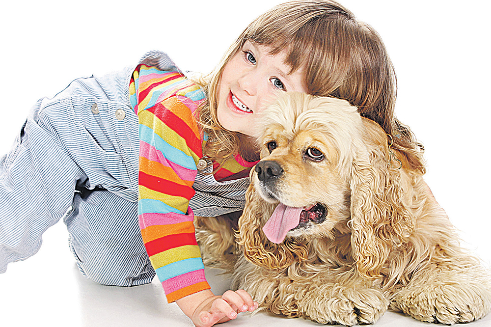 MENINA BRINCA COM SEU CACHORRO: estudos dizem que carinho e cuidados com o pet ajudam no desenvolvimento de crianças mais educadas (Foto: DIVULGAÇÃO)