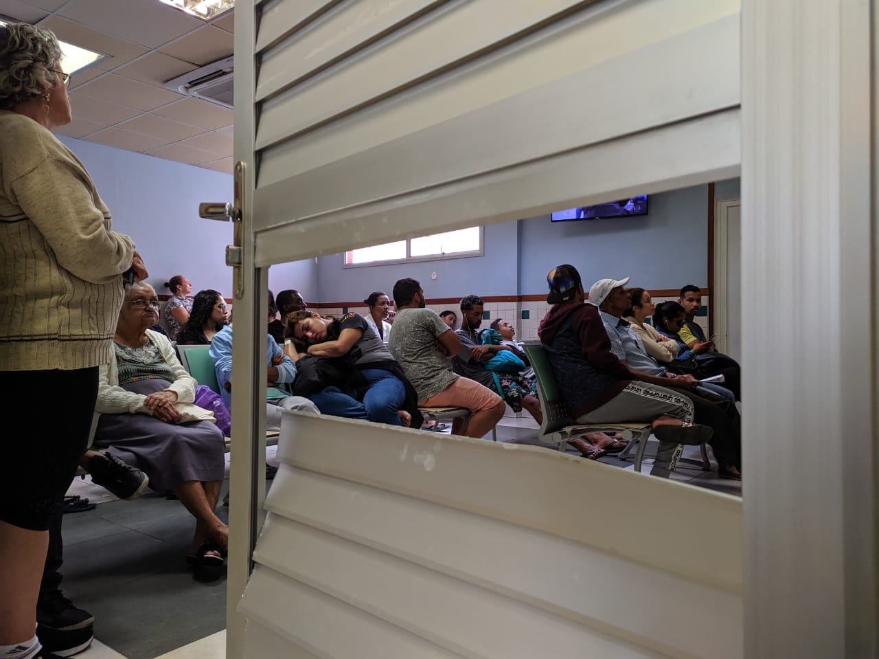 Porta da UPA de Serra Sede foi danificada durante a confusão que aconteceu na quarta-feira (23). (Foto: Fábio Nunes)