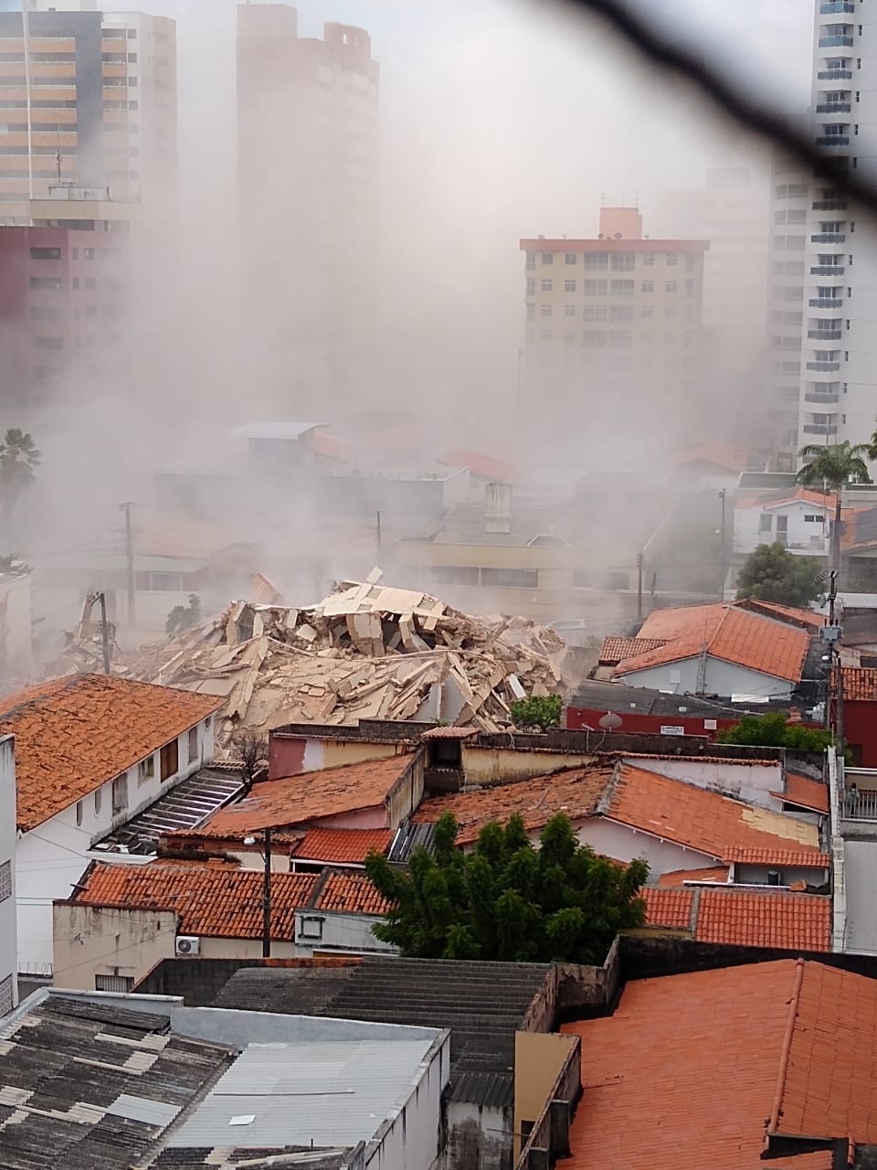 Prédio de 7 andares desabou Fortaleza, no Ceará, nesta terça-feira (15). (Foto: Reprodução/Twitter)