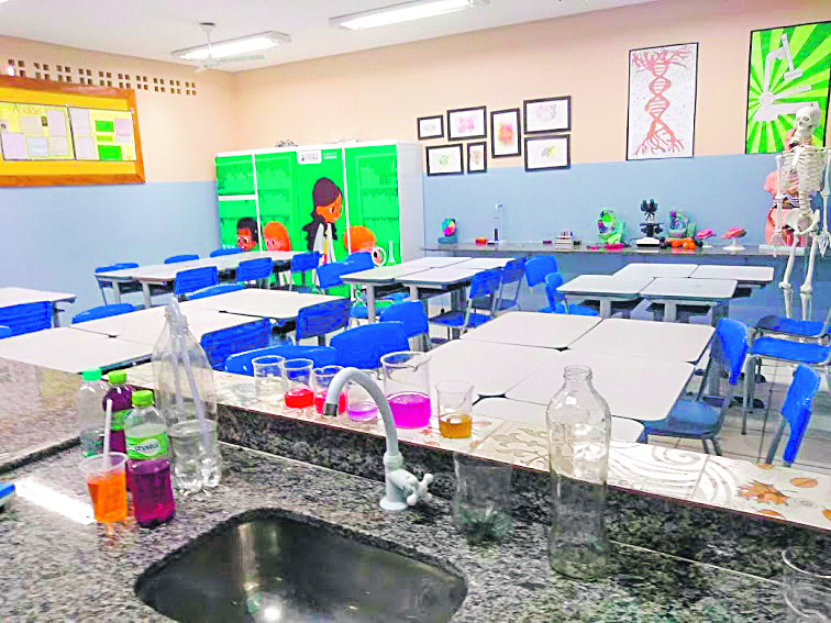 Professores usam novos recursos para trabalhar as disciplinas em classe (Foto: Divulgação/ PMV)