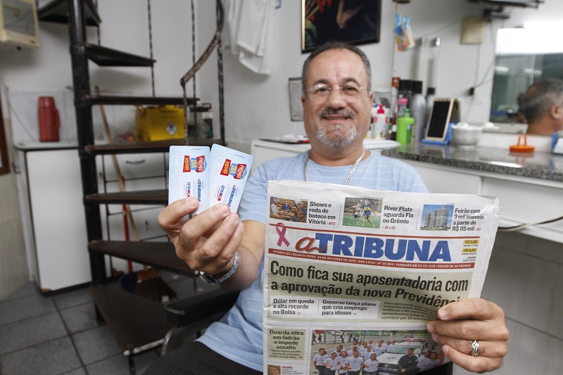 O leitor Jasson Nunes contou que vai fazer as compras do mês para a casa dele com o prêmio que faturou (Foto: Thiago Coutinho/ AT/ 23/10/19)