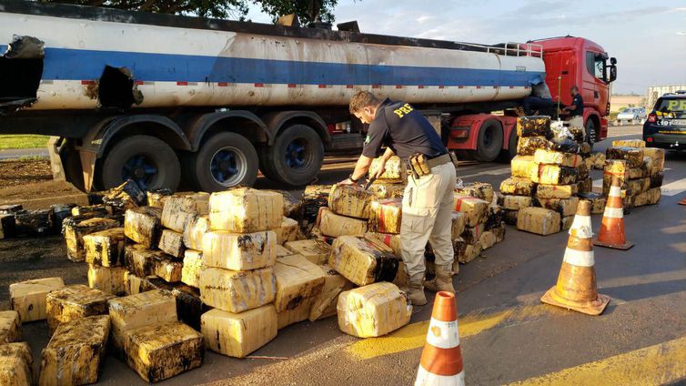 Os fardos de maconha estavam escondidos no tanque (Foto: Divulgação/ PRF)