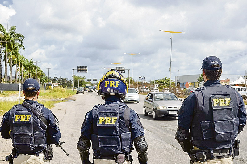 Policiais rodoviários federais em atividade (Foto: Divulgação)