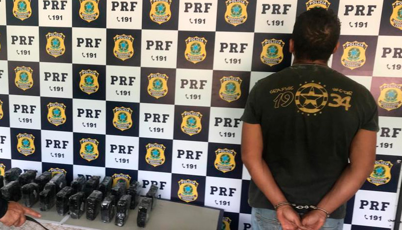 Suspeito foi levado para o DPJ da Serra (Foto: Divulgação / PRF)