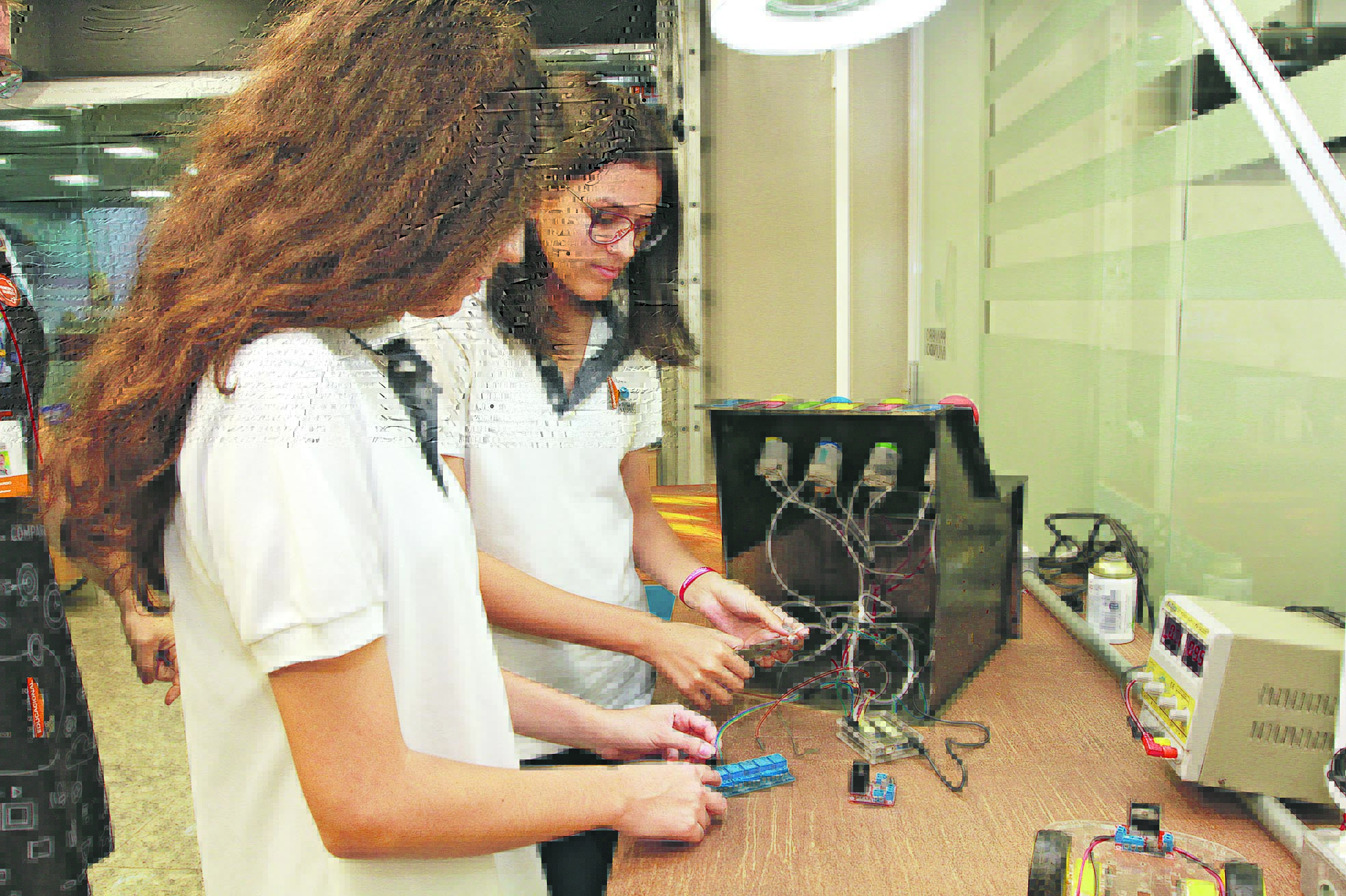Alunos podem criar e testar suas hipóteses num ambiente de colaboração, além de manusear ferramentas para a confecção de seus projetos e exercitar o trabalho em equipe (Foto: Cristiane Souza)