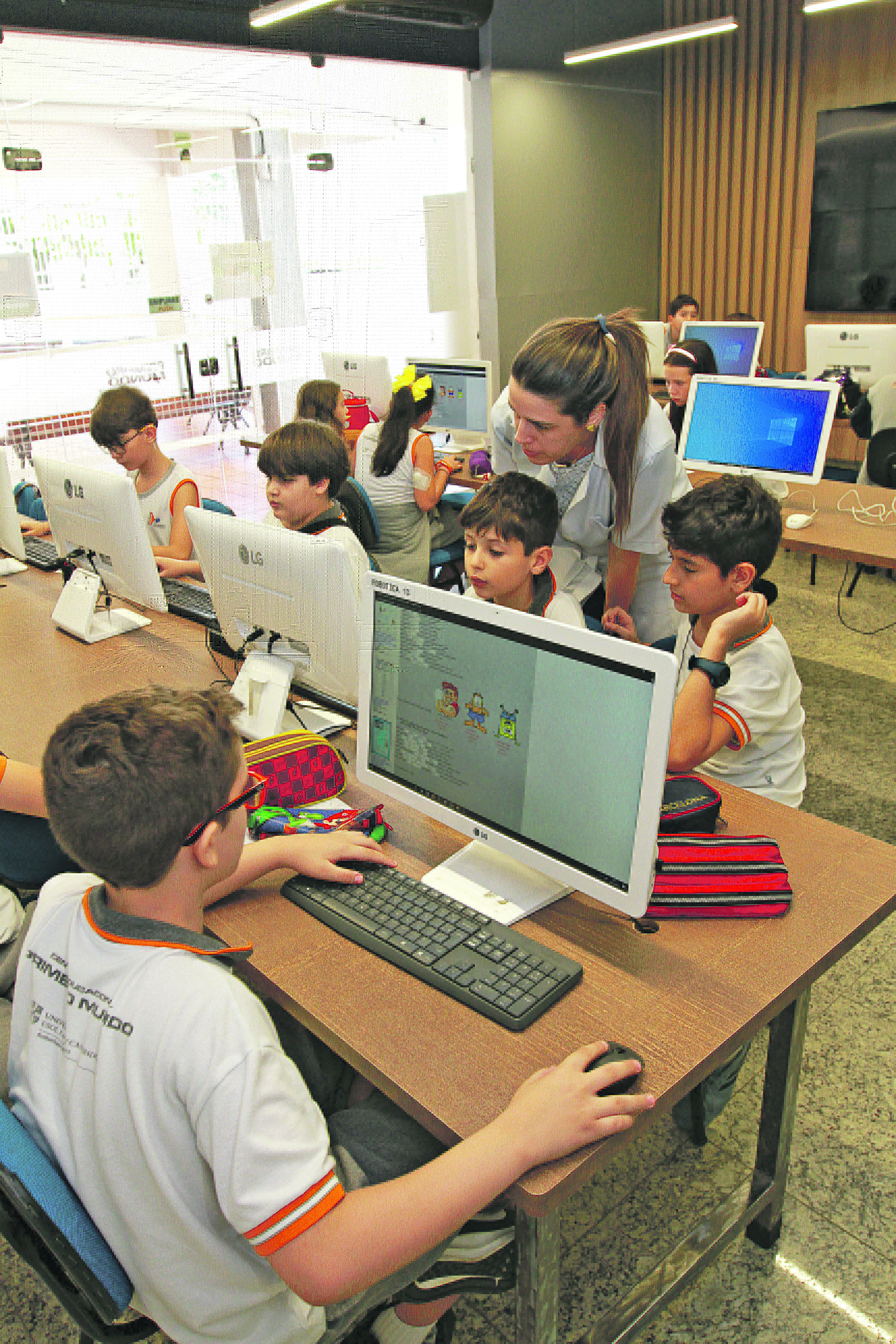 Alunos durante atividade em sala (Foto: Divulgação/ Centro Educacional Primeiro Mundo)
