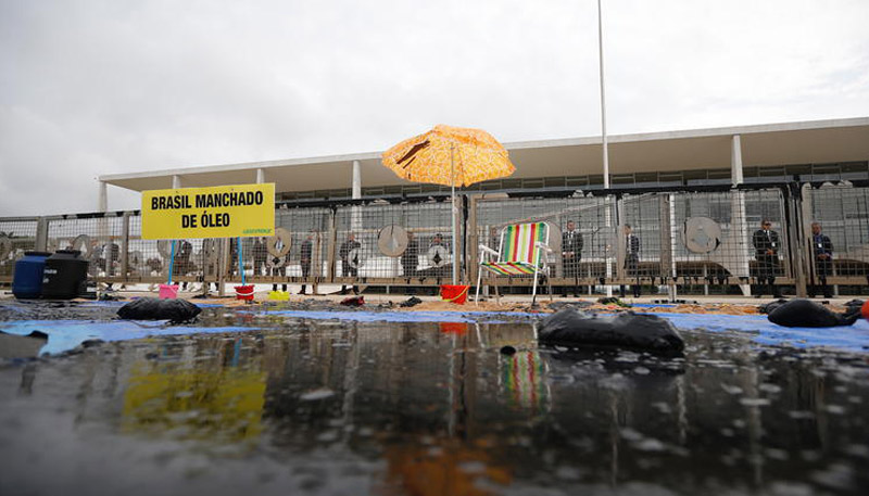 Ativistas do Greenpeace realizaram o protesto em frente ao Palácio do Planalto, em Brasília (Foto: Adriano Machado / Greenpeace)