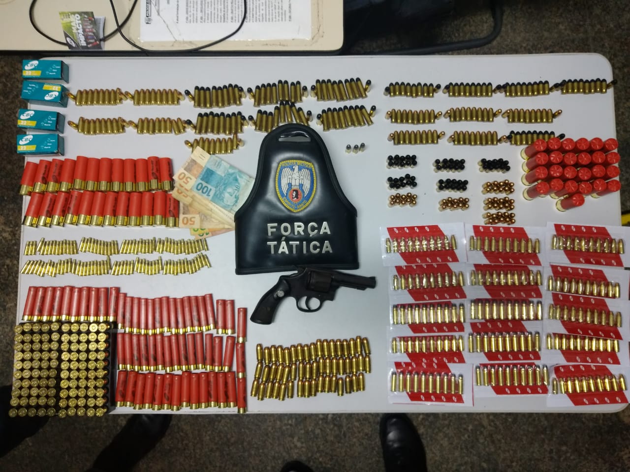 Material apreendido foi encontrado em veículo e casa (Foto: Divulgação/ PMES)