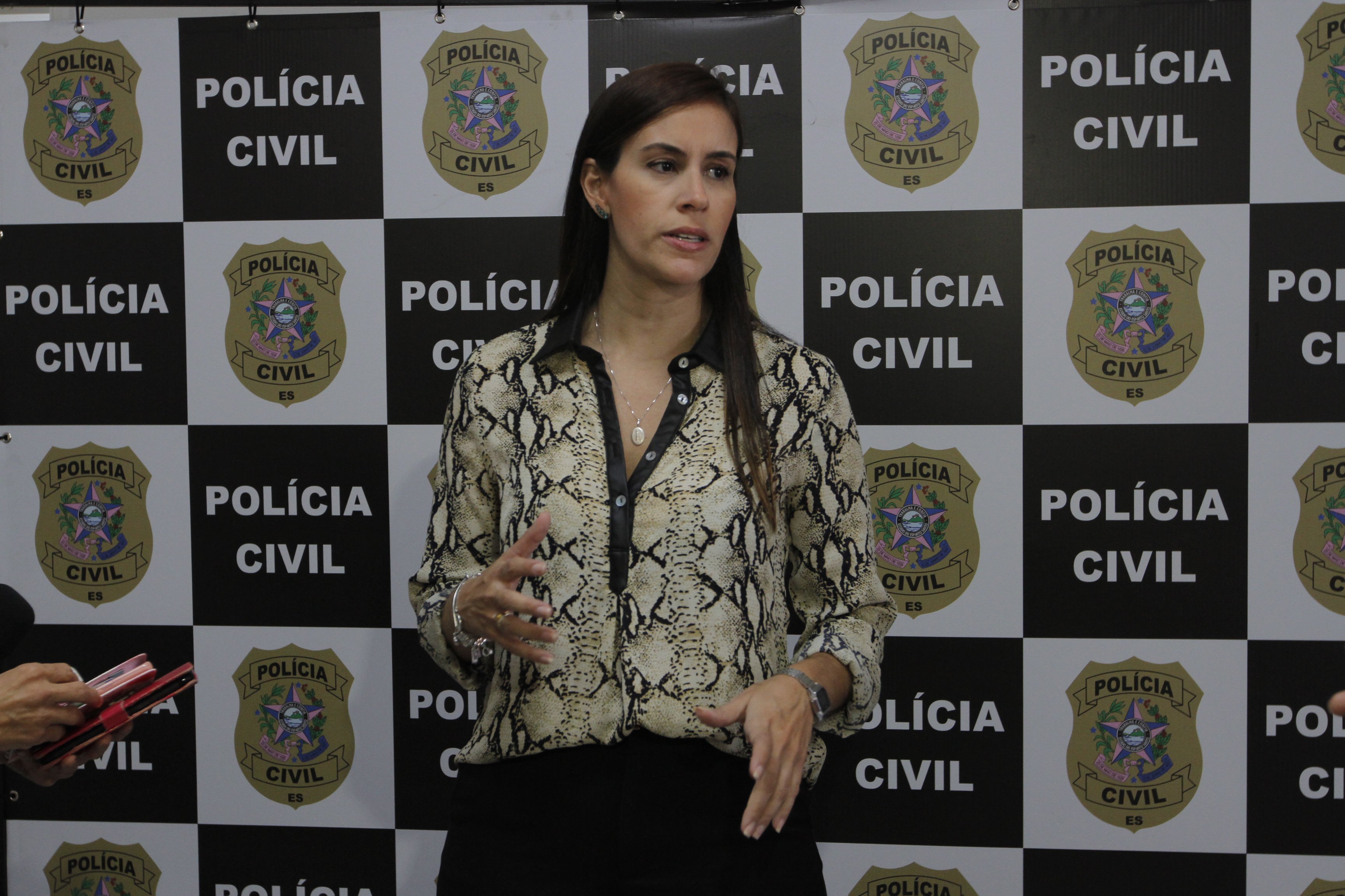 A delegada Raffaella Aguiar chamou a atenção da frieza do adolescente que matou a própria namorada. (Foto: Fábio Nunes)