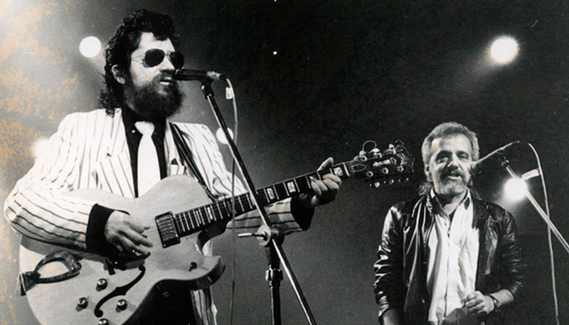 Raul Seixas e Paulo Coelho, em um show na década de 70 (Foto: Divulgação/Fundação Paulo Coelho)