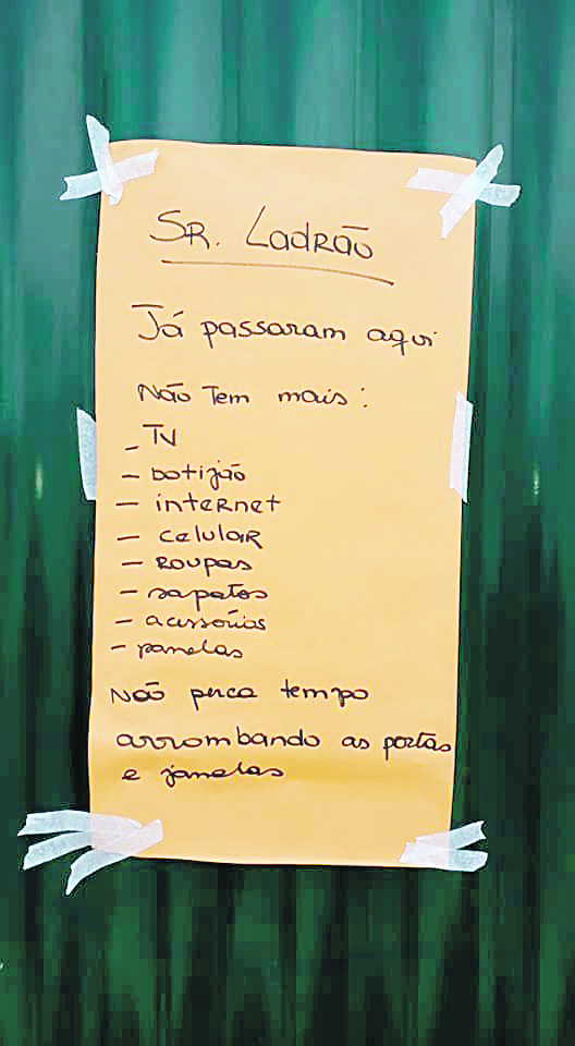 Cartaz no porztão da casa: proprietária afirmou que o imóvel, no centro da cidade, já foi assaltado cinco vezes (Foto: José Rubens Brumana/Divulgação)