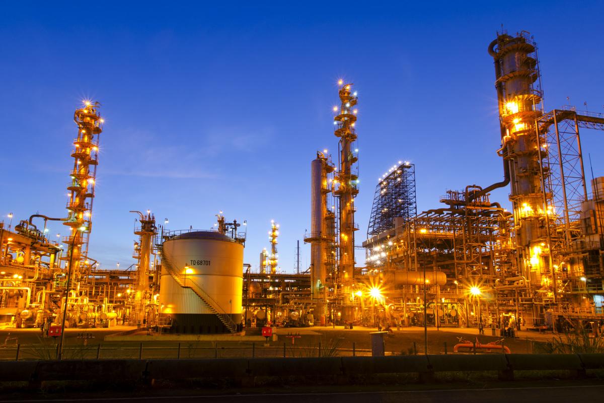 (Refinaria de petróleo: produção de combustíveis. Foto: Arquivo/AT)