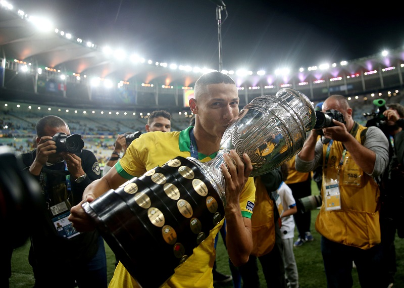 Richarlison beija a taça da Copa América, um dos grandes momentos do capixaba na Seleção (Foto: Ricardo Moraes/Reuters)