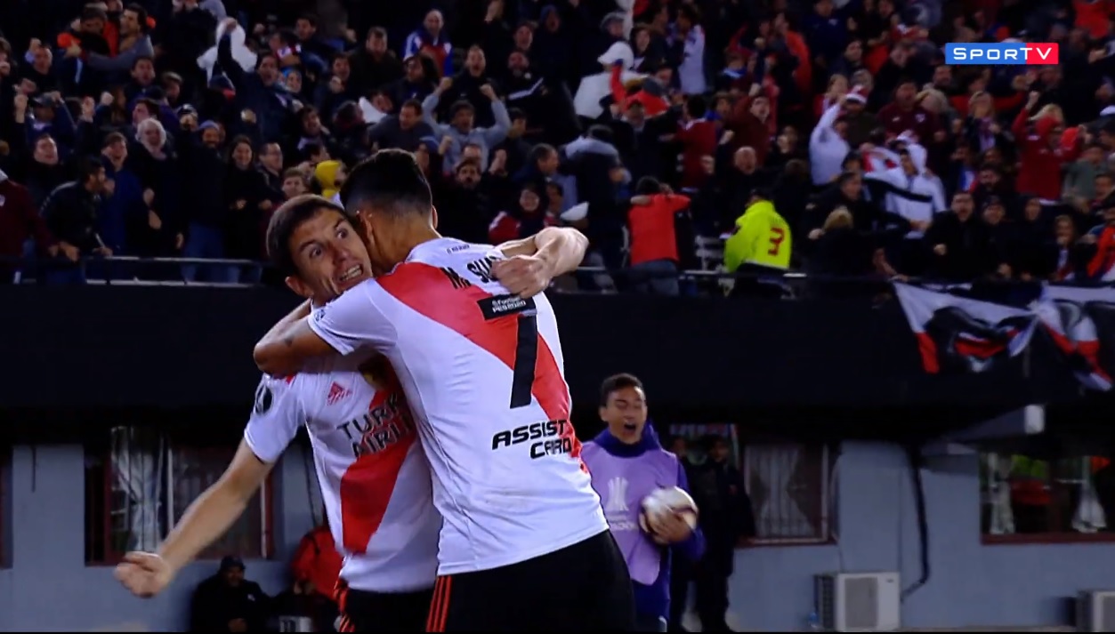 Ignacio Fernández avançou pelo meio, abriu para Suárez na direita e recebeu passe na pequena área, deslocando Andrada na sua finalização. (Foto: Reprodução/SporTV)