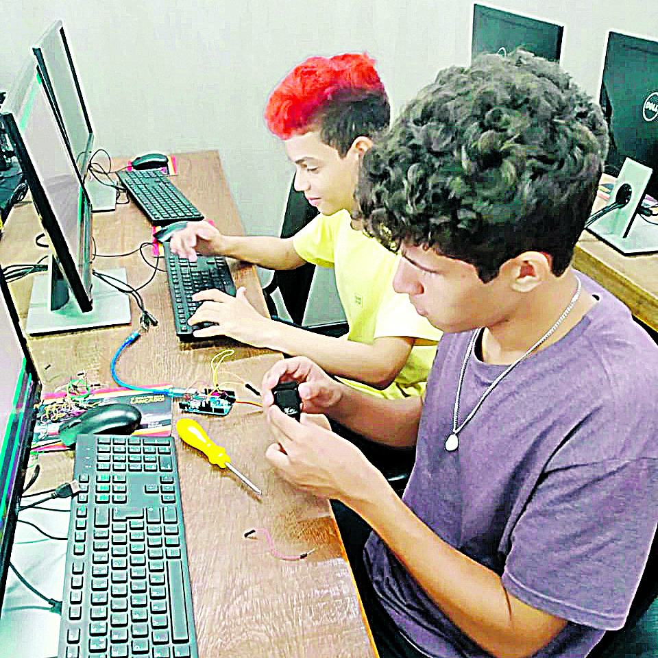 Alunos durante aula prática: protótipos que simulam situações reais (Foto: Divulgação/r Robovix)
