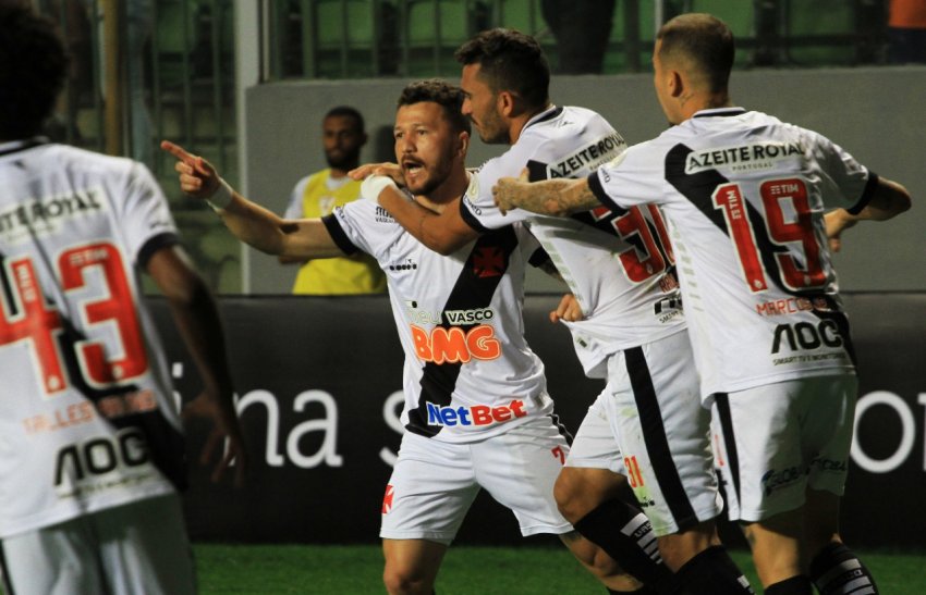 Rossi é abraçado pelos companheiros na comemoração do seu gol (Foto: Carlos Gregório Jr/Vasco)