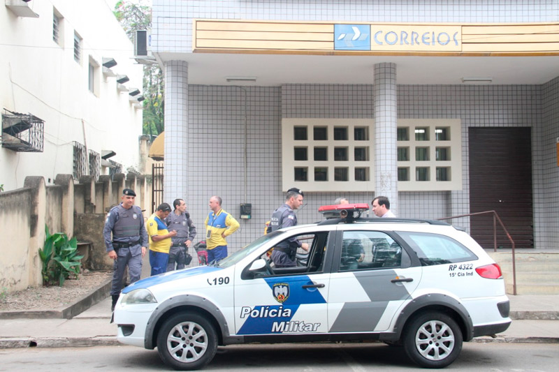 Agentes da Polícia Militar estiveram na agência após o crime (Foto: Beto Barbosa / Divulgação)