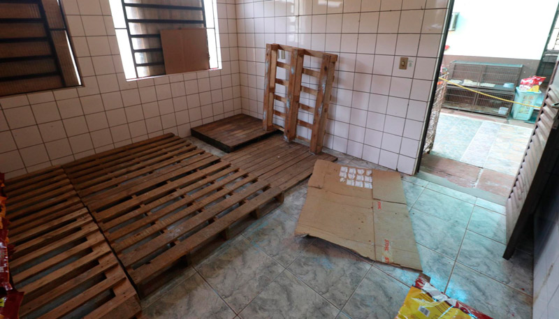 Área onde ficavam os pacotes de ração foi invadida pelos bandidos (Foto: Thales Ferreira / Prefeitura de São Leopoldo)