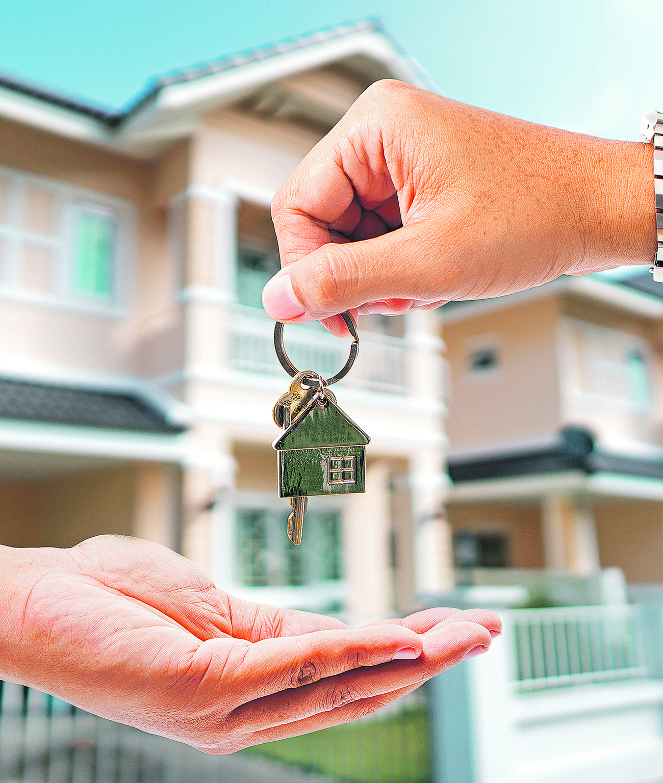 Entrega da chave da casa própria: seja para morar ou investir, o mercado imobiliário continua sendo a opção mais vantajosa para quem quer aplicar seu dinheiro com segurança (Foto: Divulgação)