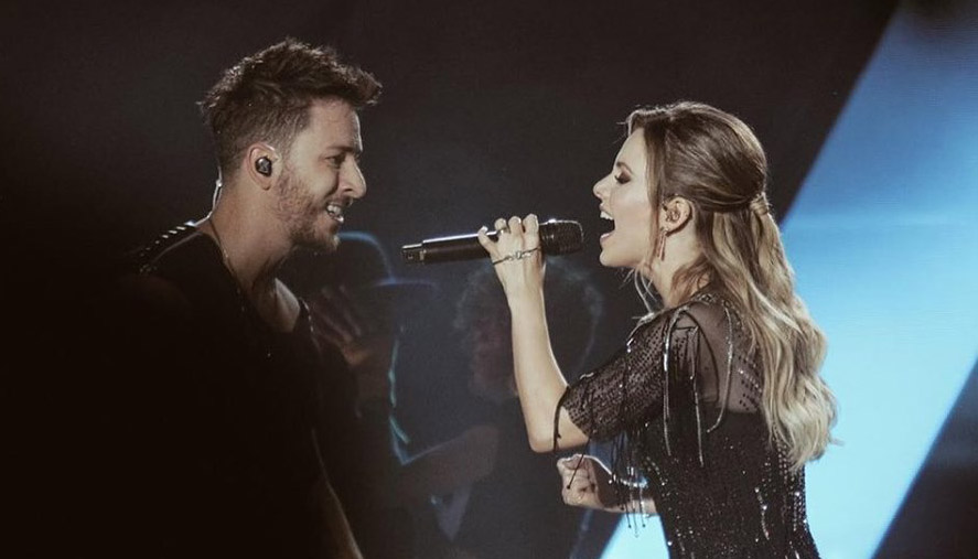Sandy e Júnior, em um dos shows da turnê (Foto: Divulgação / Facebook)