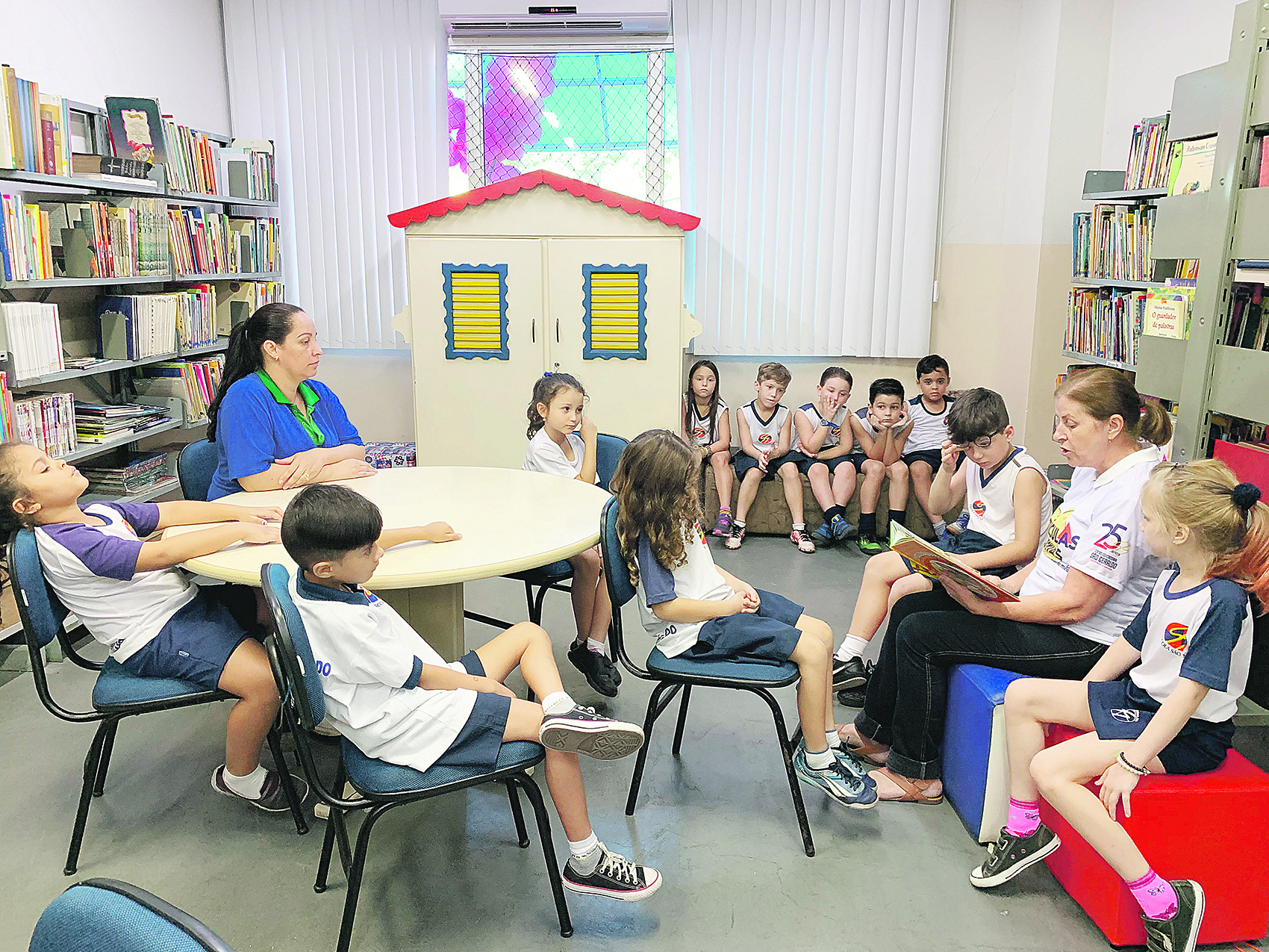 Alunos usam materiais de comunicação em encontros presenciais e virtuais com temas sobre família e educação (Foto: Divulgação/ Centro Educacional São Geraldo)