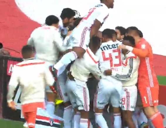 Com o resultado, o time do Morumbi ganhou uma posição na tabela (Foto: Reprodução/ SporTV/ Premiere)