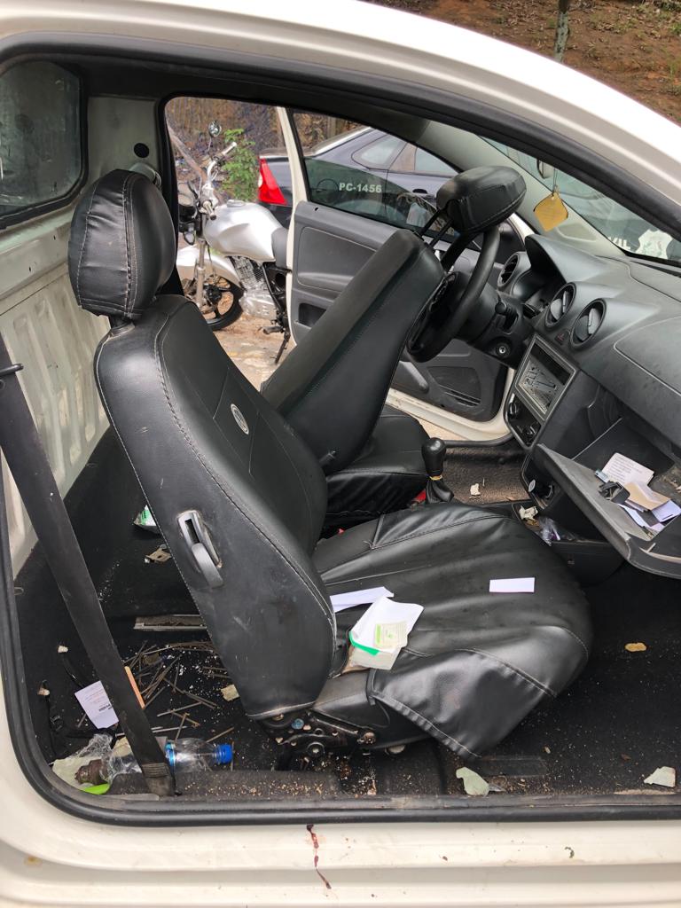 O suspeito de estuprar as mulheres utilizava uma Saveiro branca; dentro do carro, a polícia encontrou sangue. (Foto: Divulgação/PCES)