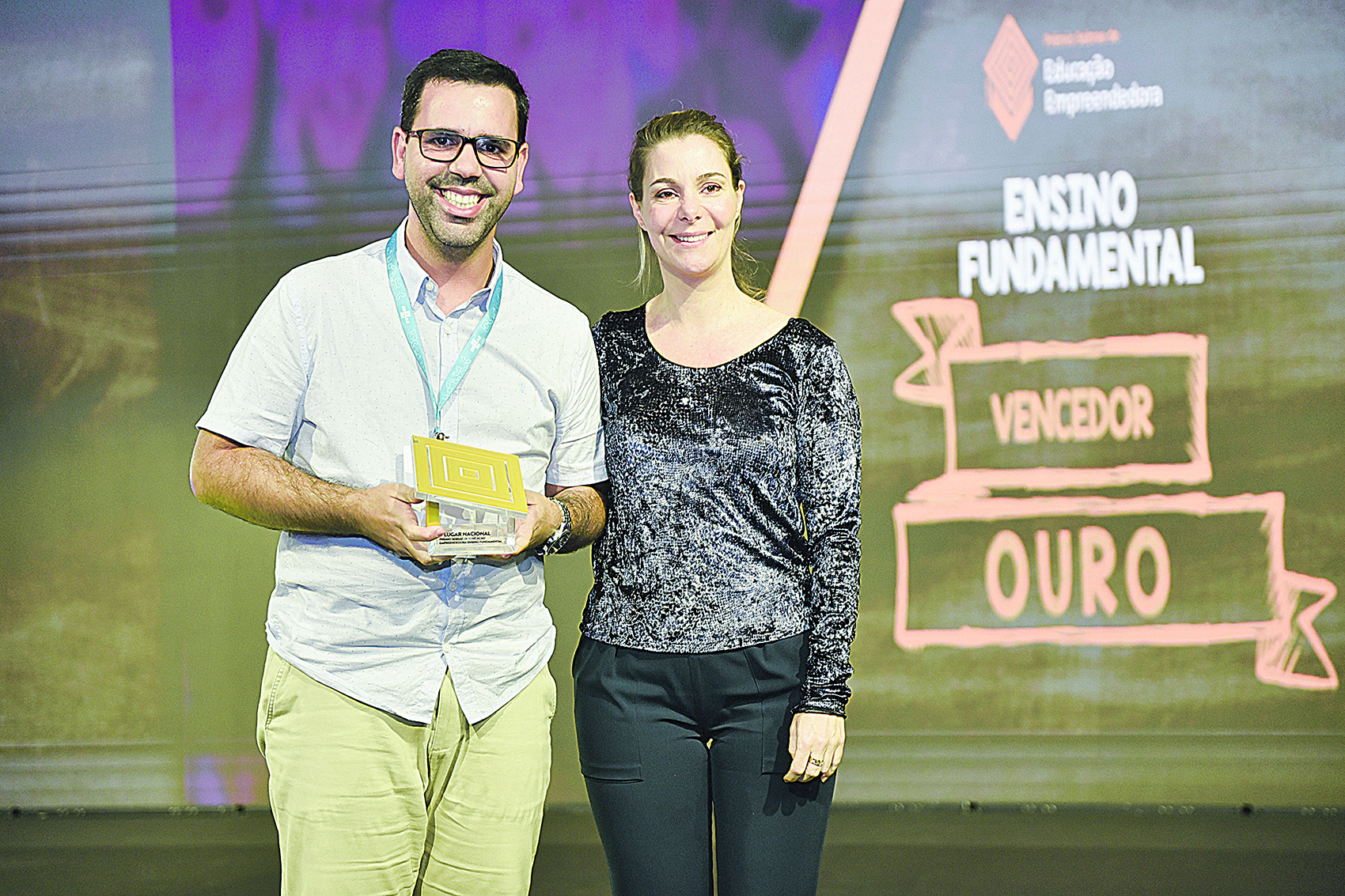 O professor Vinícius Ferreira Santi recebeu o prêmio das mãos de Priscila Cruz, cofundadora e presidente-executiva do movimento “Todos Pela Educação” (Foto: Fabrício Oliveira)