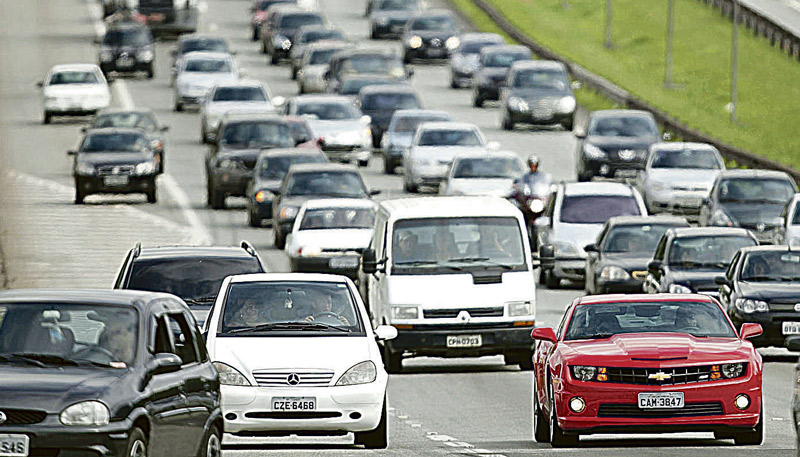 Carros em rodovia: com o novo modelo, motoristas vão poder contratar seguro apenas para alguns trechos (Foto: Divulgação)