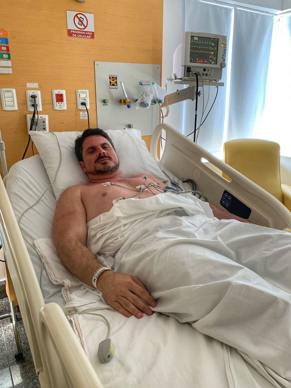Senador ficou internado em um hospital particular da Serra (Foto: Reprodução/ Twitter @marcosdoval)