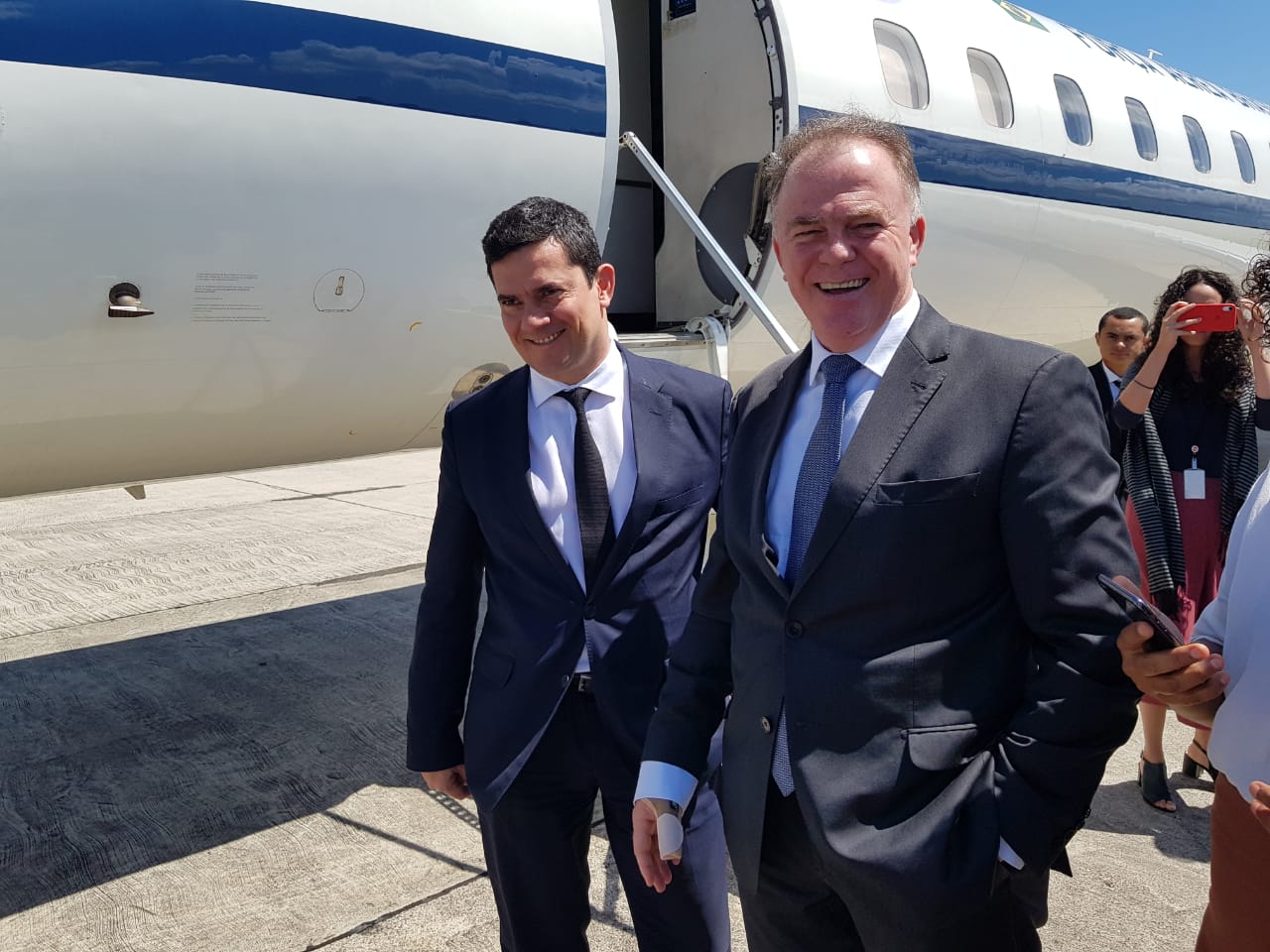Casagrande recebe o ministro Sergio Moro no aeroporto de Vitória (Foto: Divulgação)