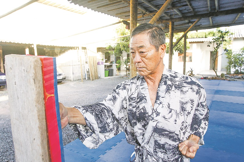 Tasuke Watanabe treina em seu dojo em Setiba, que ele mesmo construiu no quintal da sua casa. (Foto: Thiago Coutinho/AT)