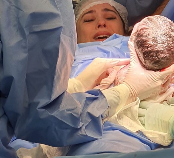 Registro do parto publicado em uma rede social pela apresentadora (Foto: Divulgação/Instagram @tatawerneck)