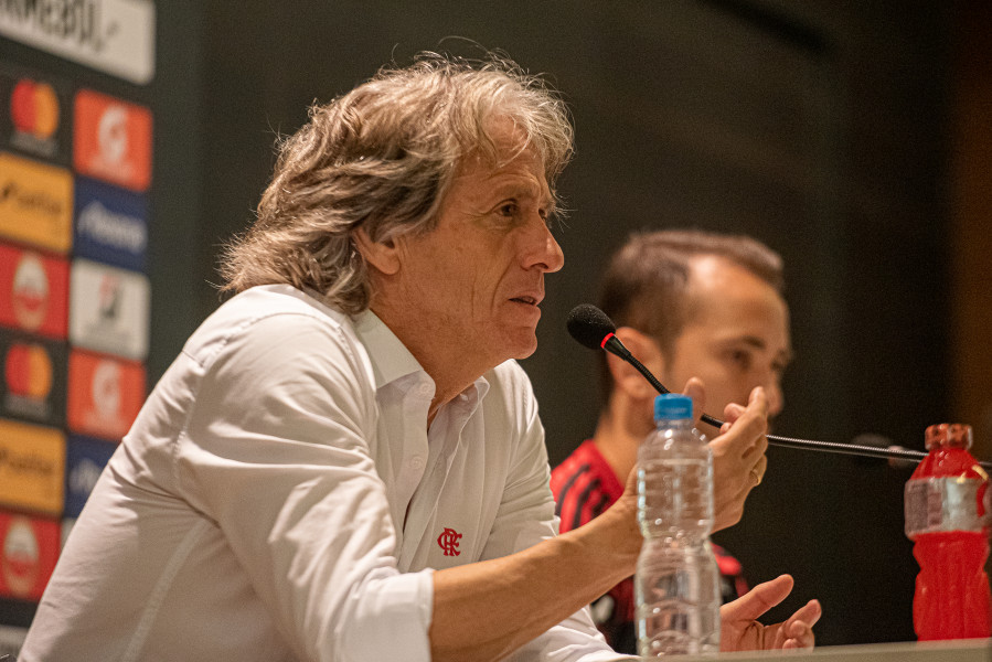 Jorge Jesus estava rouco em sua entrevista coletiva após a partida (Foto: Alexandre Vidal, Marcelo Cortes e Paula Reis/ Fla Imagem/ Divulgação)