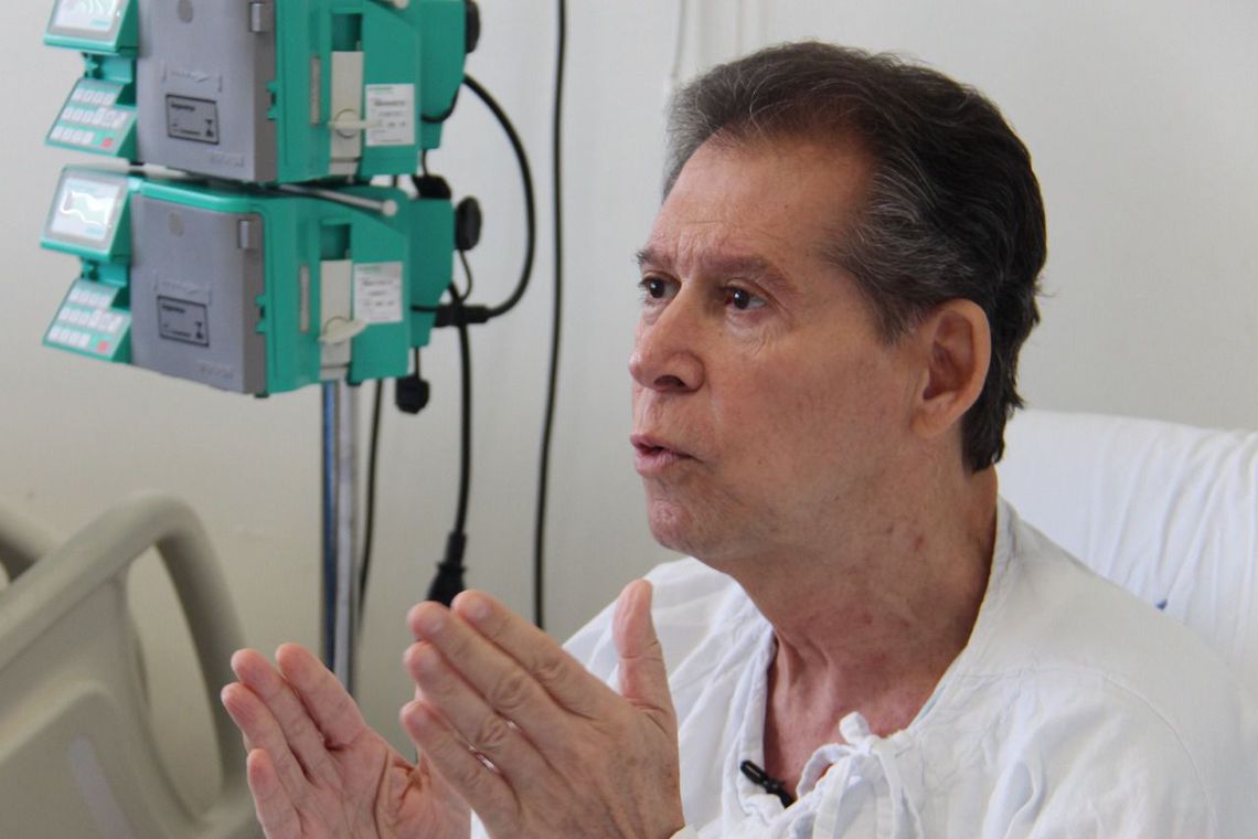Vamberto Castro recebe tratamento de médicos da USP que fez desaparecer células de linfoma (Foto: Divulgação/ USP)