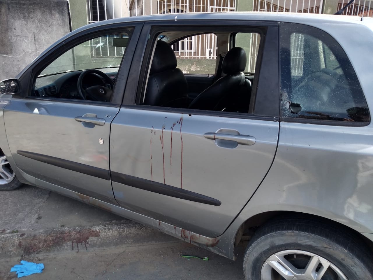 Três pessoas foram baleadas dentro de um carro na noite de quinta-feira (10) em Cariacica. (Foto: Fábio Nunes)