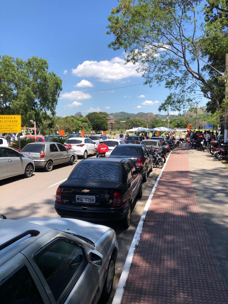 Veículos não puderam entrar na Ufes na manhã desta quarta (Foto: Foto do leitor)