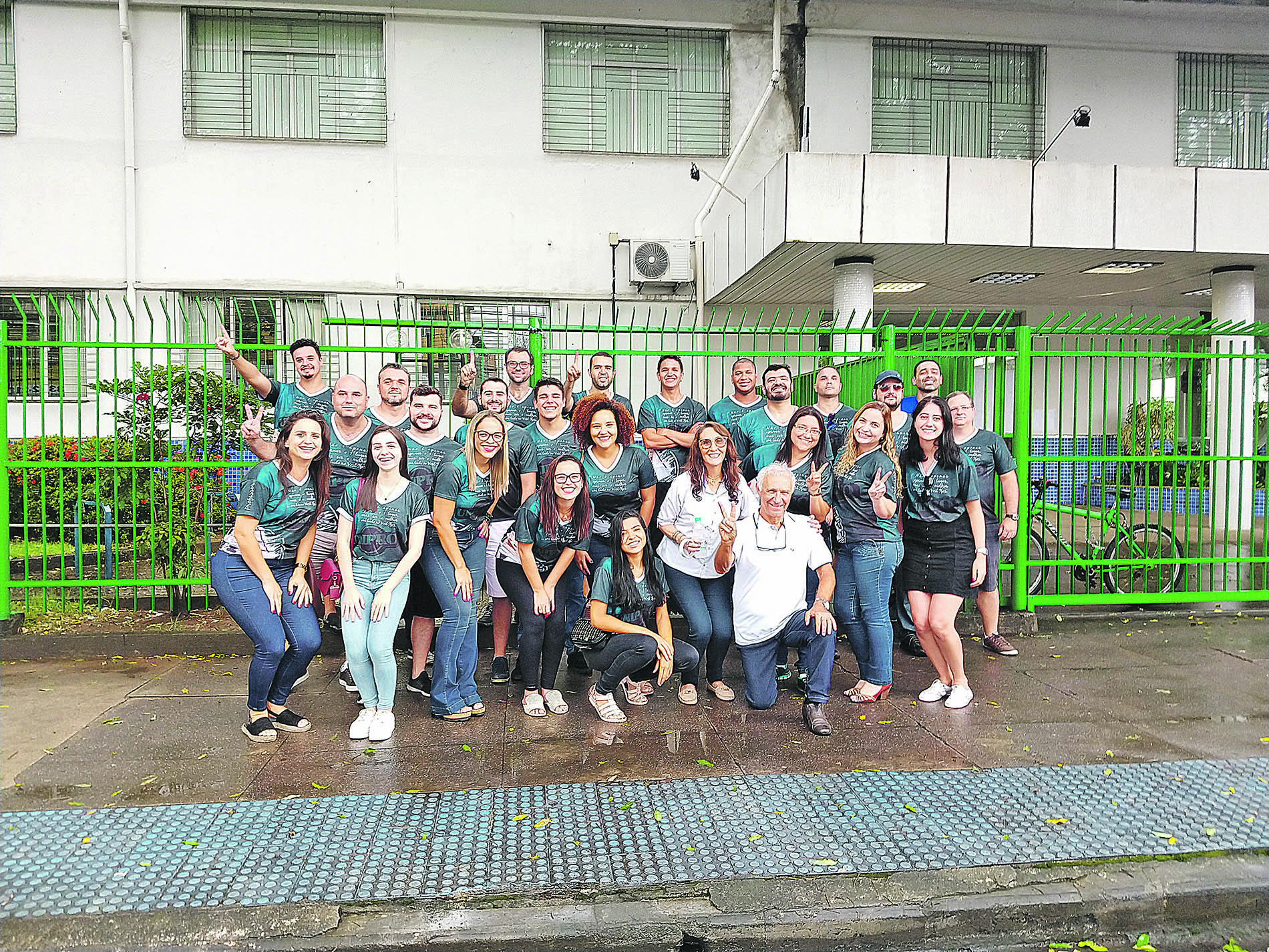 Jaime Regatieri (de camiseta branca) e parte da equipe de professores comemoram o sucesso da escola (Foto: Nei Marcos Lugão)