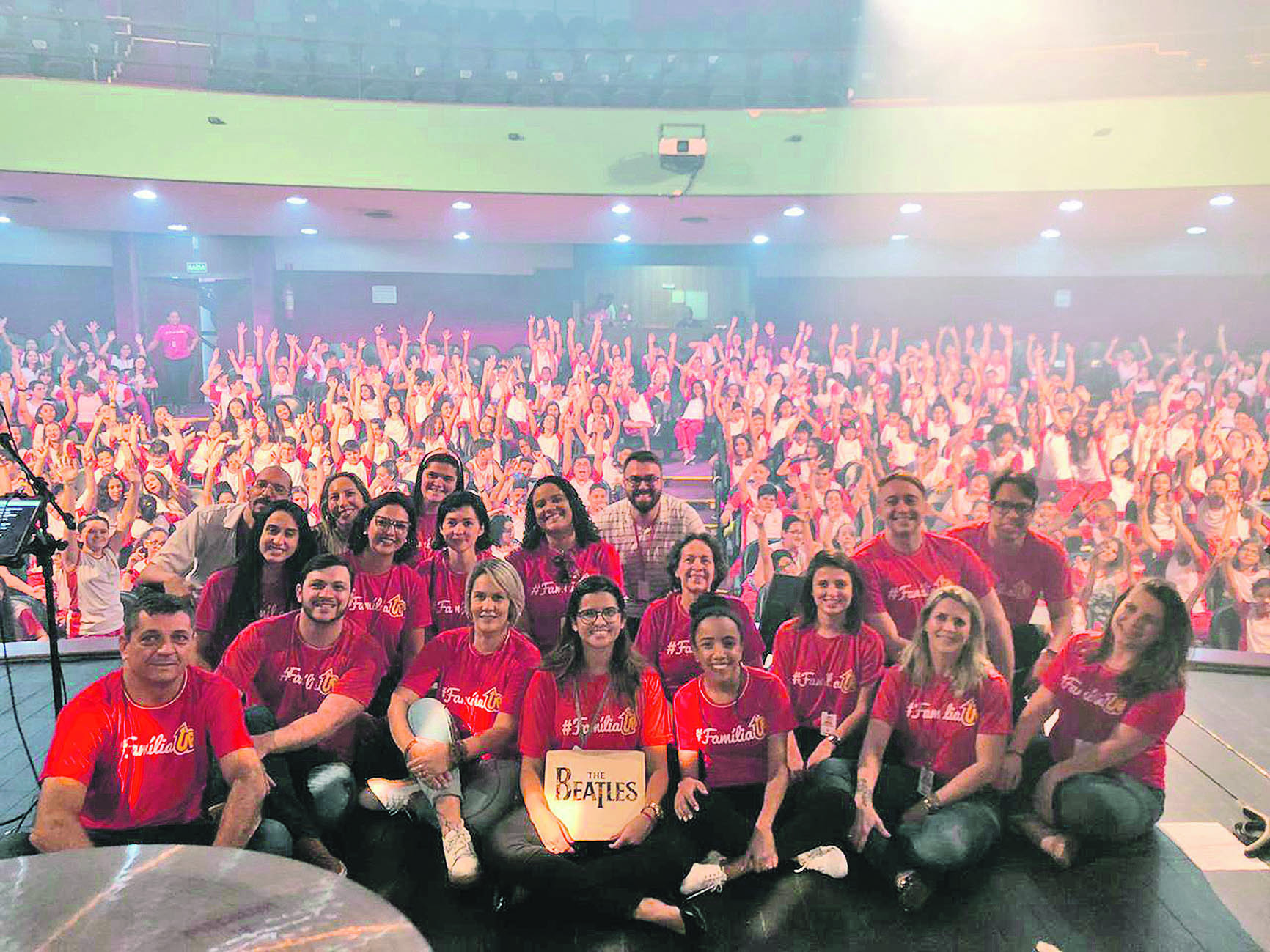 Anúncio do projeto bilíngue foi feito aos alunos do UP no Teatro da Ufes, com direito a show da Banda Clube Big Beatles (Foto: UP)