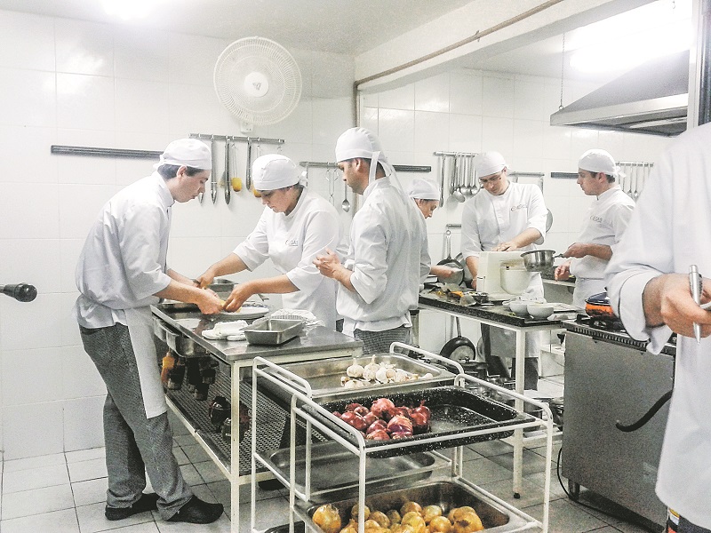 Cozinheiros preparam refeições: há oportunidades para quem deseja atuar como auxiliar de cozinha. (Foto: Divulgação)
